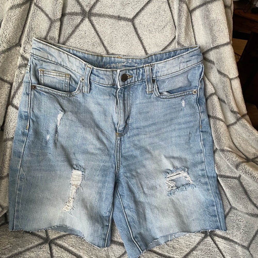 Universal thread mid thigh Jean shorts